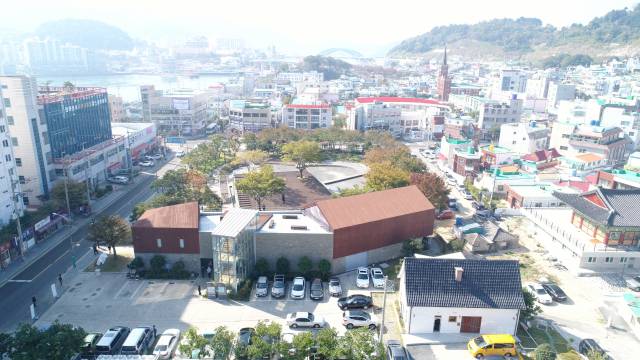 경남 통영 출신의 천재 음악가 윤이상(1917~1995) 선생의 업적을 기리기 위해 조성된 윤이상기념공원. 가운데 건물이 베를린하우스다. 부산일보DB