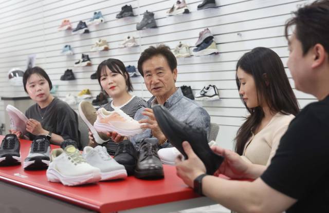 9월 출시 예정인 핸즈프리 신발 라인업을 살펴보는 권동칠 회장과 직원들. 이재찬 기자 chan@