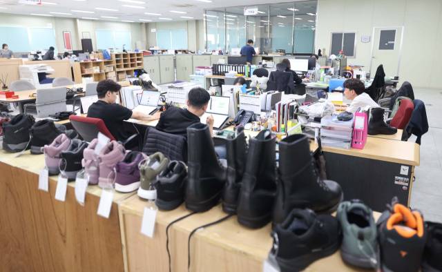 군화를 비롯한 트렉스타의 제품. 이재찬 기자 chan@