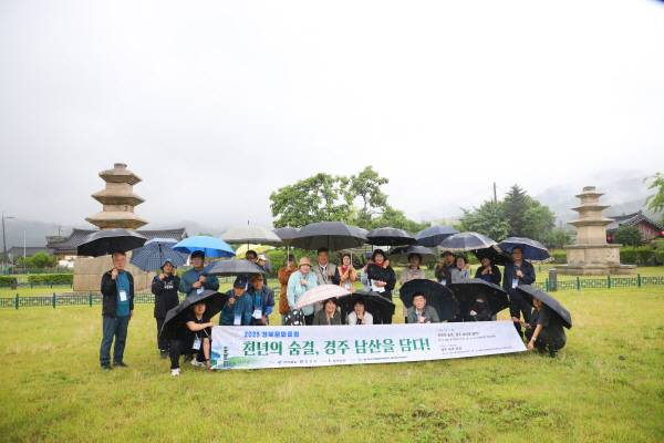 남산동 동서삼층석탑을 답사한 참가자들이 기념촬영을 하고 있다.