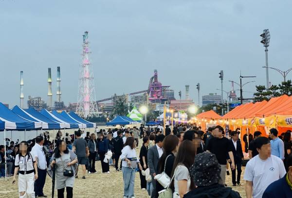 13일과 14일 송도해수욕장 일원에서 개최된 포송마차 축제 전경.