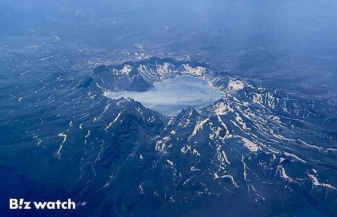 13일 연변공항에서 인천공항으로 가는 항공편 상공에서 바라본 백두산의 모습./사진=이명근 기자 qwe123@