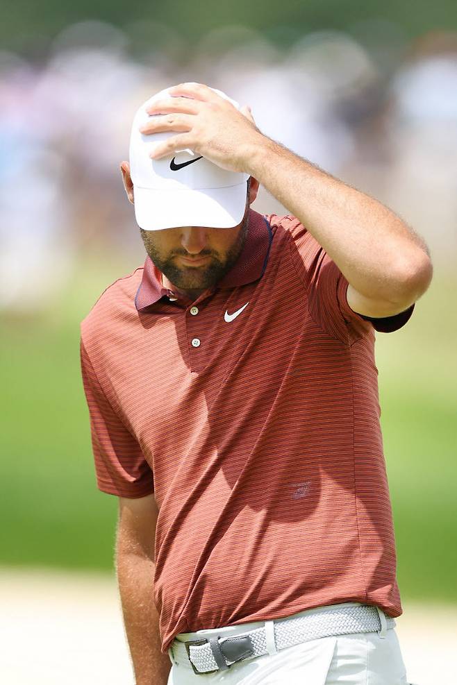 세계랭킹 1위 스코티 셰플러가 US오픈 3라운드 8번홀에서 퍼트를 넣지 못한 뒤 아쉬워하고 있다. (사진=AFPBBNews)