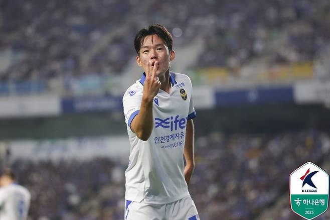 15일 수원월드컵경기장에서 열린 수원 삼성과 경기에서 두 번째 골을 넣은 뒤 세레머니하는 인천 유나이티드 박승호