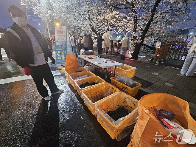 지난 4월 열린 무심천 푸드트럭 축제에 다회용기 수거함이 놓여져 있다.2025.4.4/뉴스1 이재규 기자