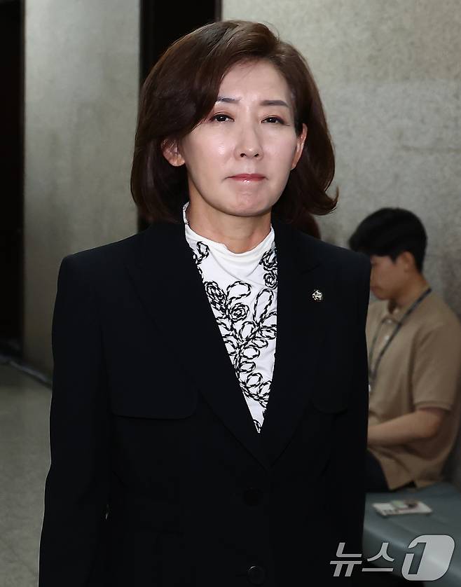 나경원 국민의힘 의원이 9일 서울 여의도 국회에서 열린 4선 이상 중진 의원 회동에 참석하기 위해 이동하고 있다. 2025.6.9/뉴스1 ⓒ News1 김민지 기자