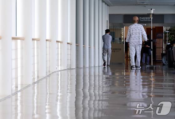 한 환자가 서울에 있는 상급종합병원 복도를 걸어가고 있다./뉴스1 구윤성 기자