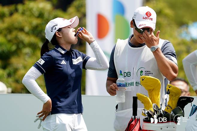 황유민이 15일 레인보우힐스CC에서 열린 DB그룹 제39회 한국여자오픈 최종라운드에서 무더위를 이겨내기 위해 영양제를 먹고 있다. 사진 | KGA