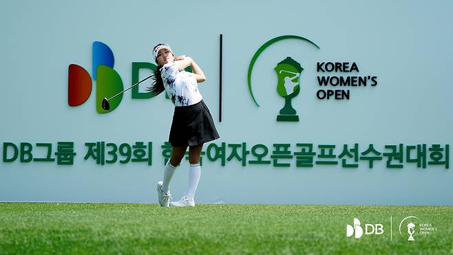 디펜딩 챔피언 노승희가 15일 레인보우힐스CC에서 열린 한국여자오픈 최종라운드에서 티샷하고 있다. 사진 | KGA