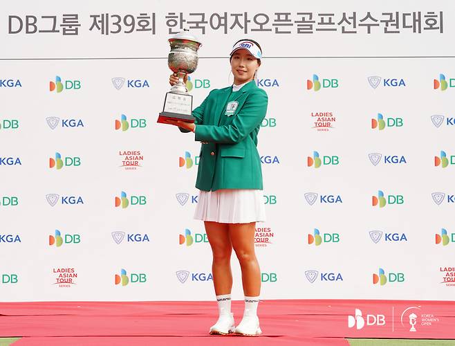 이동은이 15일 레인보우힐스CC에서 열린 DB그룹 제39회 한국여자오픈 골프선수권대회에서 생애 첫승을 거머쥔 뒤 트로피를 들고 포즈를 취하고 있다. 사진 | KGA