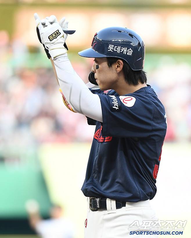 14일 인천 SSG랜더스필드에서 열린 롯데-SSG전. 8회초 무사 김동혁이 안타를 친 후 기뻐하고 있다. 인천=정재근 기자 cjg@sportschosun.com/2025.6.14/