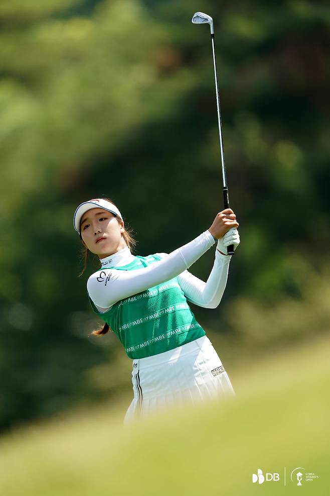 이동은이 15일 충북 음성군 레인보우힐스 컨트리클럽에서 열린 한국여자오픈 4라운드에서 1번홀 세컨드샷을 하고 있다./대회조직위