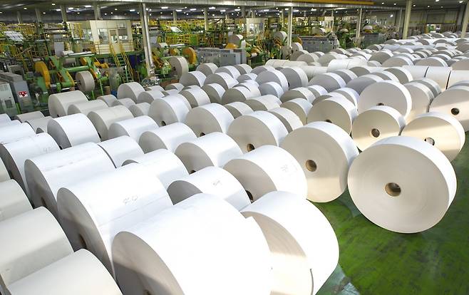 깨끗한나라 청주공장 내 대형 롤 형태로 제작된 백판지. /깨끗한나라 제공