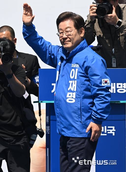 이재명 더불어민주당 대통령 선거 후보가 제21대 대통령선거 공식 선거운동 첫 날인 지난달 12일 서울 청계광장에서 열린 '빛의 혁명' 광화문 유세에서 연설을 마친 후 유세차량에서 이동하고 있다. 이동근기자 foto@etnews.com