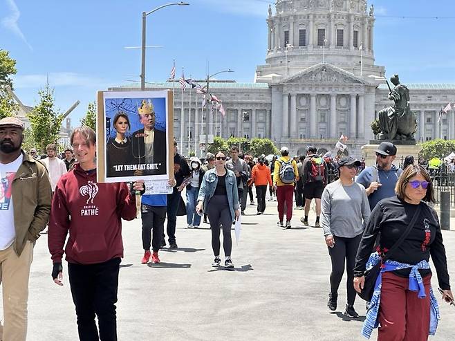 14일(현지시간) 미국 샌프란시스코 시청 광장에서 열린 '노킹스'(No Kings·왕은없다) 시위를 마치고 시위자들이 자리를 뜨고 있다. 사진=홍창기 기자