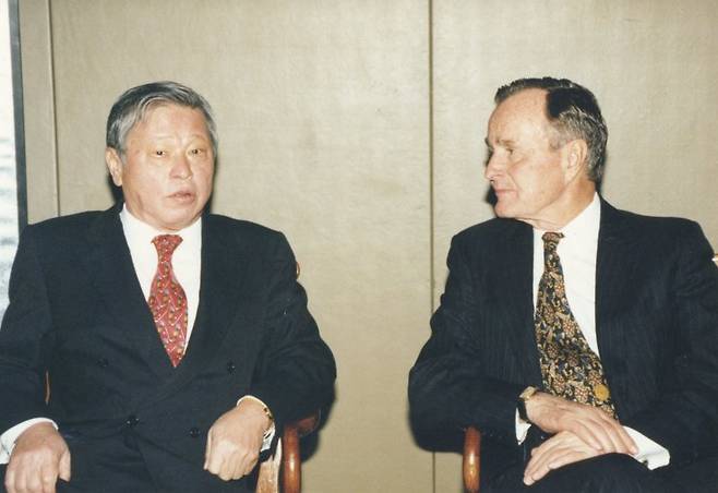 지난 1996년 1월 최종현 SK 선대회장(왼쪽)이 서울 한남동 그랜드하얏트 호텔에서 조지 H. W. 부시 前 미국대통령과 만나 환담을 나누고 있다. SK 제공