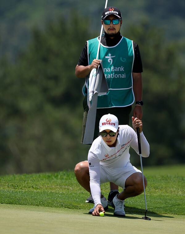 한국프로골프(KPGA) 투어와 일본프로골프투어(JGTO)가 공동 주관하는 2025년 하나은행 인비테이셔널 우승 경쟁에 뛰어든 이형준 프로가 3라운드에서 경기하는 모습이다. 사진제공 =KPGA