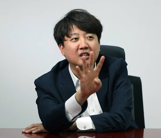 이준석 개혁신당 의원이 2024년 서울 여의도 국회 의원회관에서 한겨레와 인터뷰하고 있다. 강창광 선임기자 chang@hani.co.kr