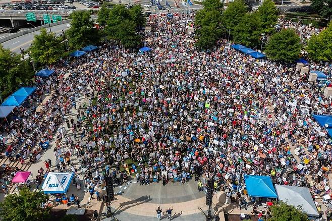 도널드 트럼프 미국 대통령의 79번째 생일이자 미 육군 창설 250주년 기념 열병식이 열린 14일(현지시각) 조지아 애틀란타에서 열린 ‘노 킹스’ 집회 현장이 트럼프 행정부를 규탄하는 시민들로 북적이고 있다. 애틀란타/AFP 연합뉴스