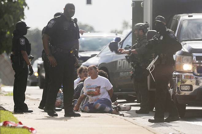도널드 트럼프 미국 대통령의 79번째 생일이자 미 육군 창설 250주년 기념 열병식이 열린 14일(현지시각) 조지아 챔블리에서 열린 ‘노 킹스’ 집회 참석자들을 경찰이 체포하고 있다. 챔블리/로이터 연합뉴스
