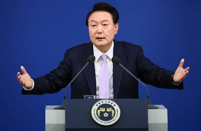 윤석열 전 대통령이 지난해 11월 서울 용산 대통령실 청사 브리핑룸에서 열린 대국민 담화 및 기자회견에서 취재진의 질문에 답하고 있다. 대통령실사진기자단