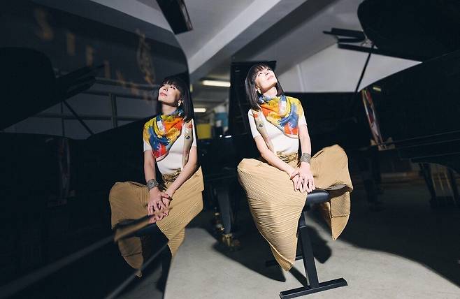 맨발로 연주하는 피아니스트 알리스 사라 오트. © 지몬 파울리(Simon Pauly)