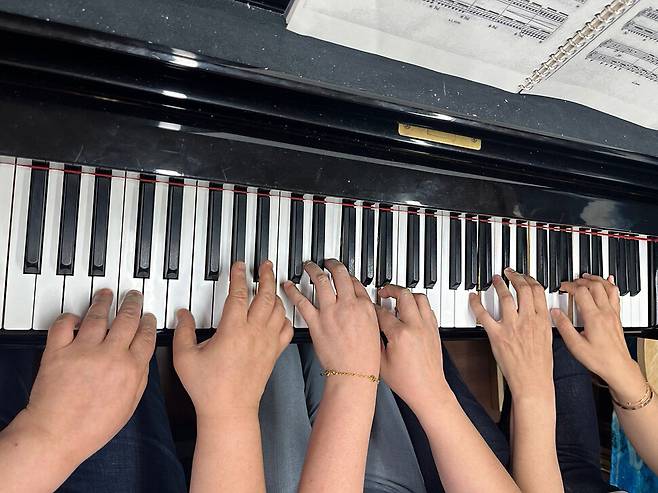 최은경(왼쪽부터), 강은하, 오정선 연주자가 하나의 피아노 건반 위에서 여섯 개의 손으로 연주하고 있다. 뮤지카듀오 제공