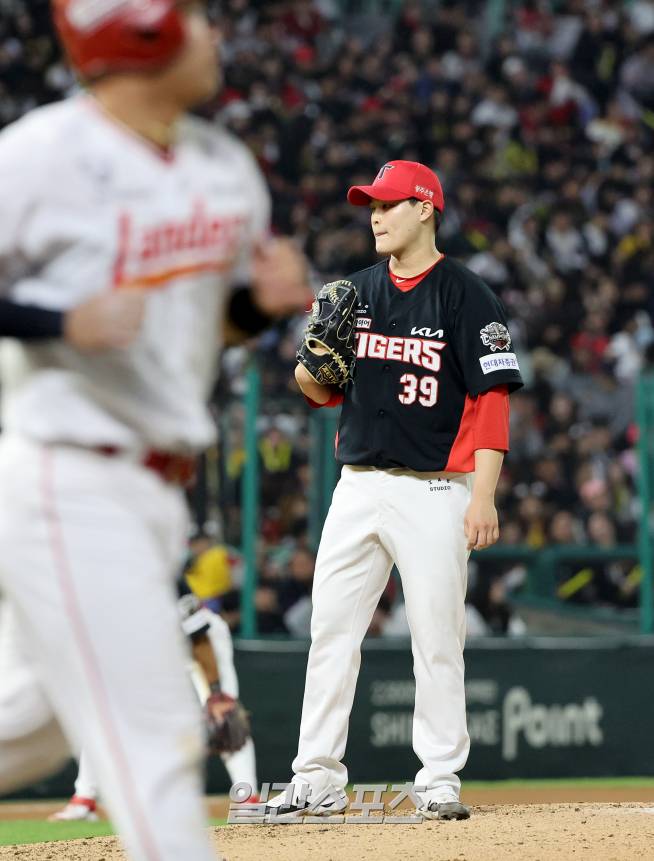 2025 KB0리그 프로야구 SSG 랜더스와 KIA 타이거즈의 더블헤더 2차전 경기가 11일 오후 인천SSG랜더스필드에서 열렸다. 6회말 1사 만루 구원등판한 최지민이 김성현에 이어 신범수에게 밀어내기 볼넷을 내준 후 교체사인을 바라보고 있다. 인천=김민규 기자 mgkim1@edaily.co.kr /2025.05.11/