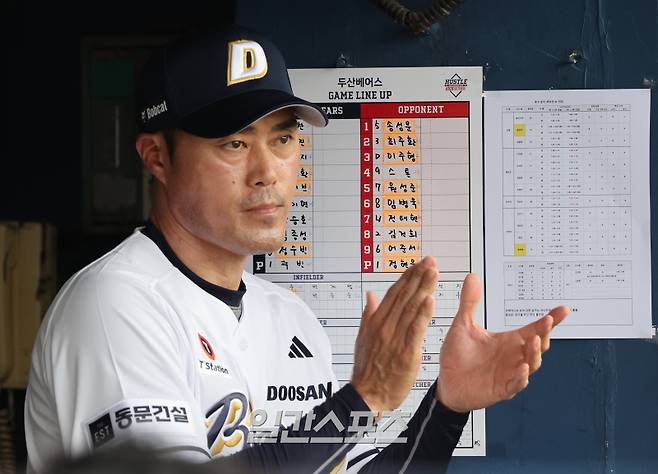 2025 KB0리그 프로야구 두산베어스와 키움히어로즈의 경기가 15일 오후 서울 잠실야구장에서 열렸다. 조성환 감독대행이 박수로 선수들을 격려하고 있다. 잠실=김민규 기자 mgkim1@edaily.co.kr /2025.06.15/