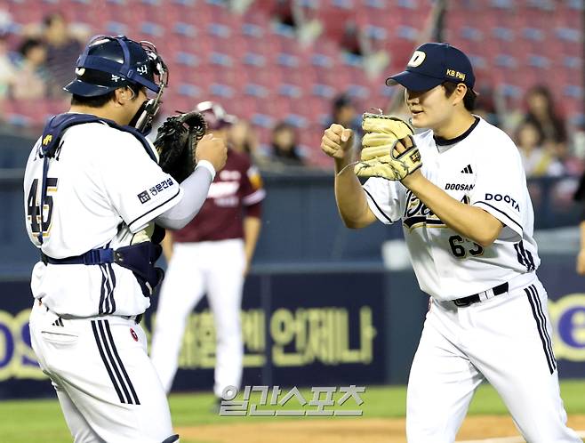 15일 서울 잠실야구장에서 열린 2025 KB0리그 프로야구 두산베어스와 키움히어로즈의 경기에서 두산이 3대 2로 승리, 2연승을 거뒀다, 경기 후 두산 마무리 김택연이 포수 김기연과 자축하고 있다. 잠실=김민규 기자 mgkim1@edaily.co.kr /2025.06.15/
