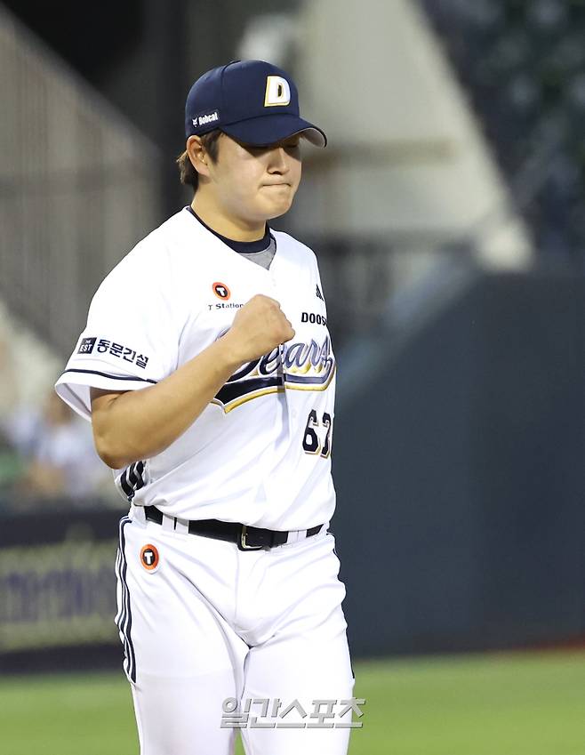 15일 서울 잠실야구장에서 열린 2025 KB0리그 프로야구 두산베어스와 키움히어로즈의 경기에서 두산이 3대 2로 승리, 2연승을 거뒀다, 9회말 2사 1루 김택연이 김건희를 삼진으로 잡으며 경기를 끝낸 후 주먹을 불끈 쥐고 있다. 잠실=김민규 기자 mgkim1@edaily.co.kr /2025.06.15/