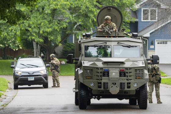 무장 한 FBI 요원들이 14 일(현지시간) 미네소타에서 발생한 민주당 주의원에 대한 총기 살해 사건과 관련 범행 인근을 수핵하고 있다. AP=연합뉴스