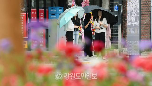 ▲ 비가 내린 지난 2일 춘천 중앙로에서 시민들이 우산을 쓰고 길을 걷고 있다. 방도겸 기자