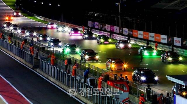 ▲ 지난 14일 밤 인제군 기린면 인제스피디움에서 강원국제모터페스타 ‘2025 오네 슈퍼레이스 챔피언십’ 토요타 가주 레이싱 6000 클래스 ‘나이트 레이스’가 열렸다.