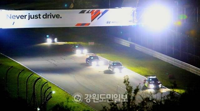 ▲ 지난 14일 밤 인제군 기린면 인제스피디움에서 강원국제모터페스타 ‘2025 오네 슈퍼레이스 챔피언십’ 토요타 가주 레이싱 6000 클래스 ‘나이트 레이스’가 열렸다. 2025 오네 슈퍼레이스 챔피언십에서 금호 SLM의 이창욱은 압도적인 페이스를 선보이며 썸머 시즌 첫 우승 트로피를 들어올렸다.