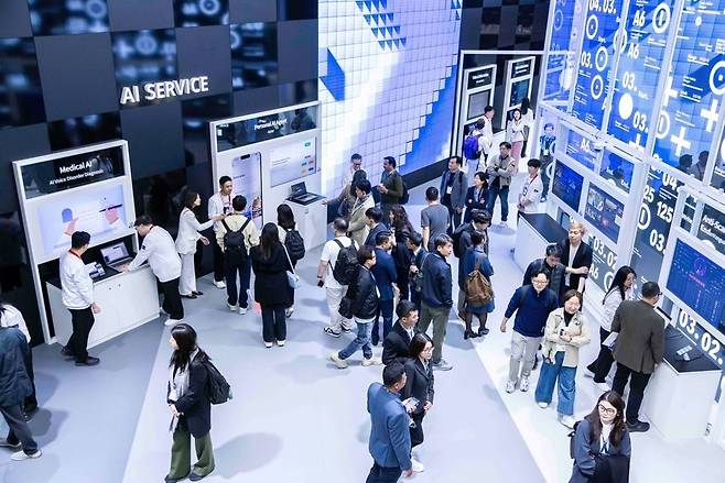 지난 3월 스페인 바르셀로나에서 열린 MWC 2025에서 SKT 부스 관람하는 참관객 모습. SK텔레콤 제공