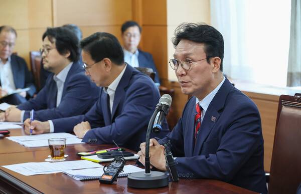 ▲김민석 국무총리 후보자가 13일 서울 종로구 통의동 금융감독연수원에 마련된 청문회 준비단 사무실에서 열린 밥상물가 안정을 위한 경청 간담회에서 발언하고 있다. ⓒ연합뉴스