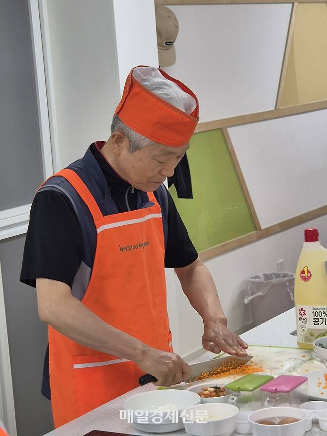 경기 수원시의 서호노인복지관에서 홀몸 남성 시니어 셰프가 요리를 하고 있다. 차창희 기자
