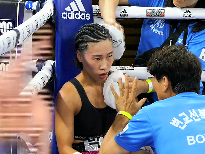 2025년 6월 이탈리아 노바라 ‘팔라이고르 고르곤촐라’ 세계복싱협회 플라이급 골드 챔피언결정전에서 대전변교선복싱클럽 변교선 관장의 지시를 듣고 있다. 박혜수는 WBA 라이트플라이급 아시아 챔피언이다. 사진=이탈리아복싱연맹(Federazione Pugilistica Italiana) 영상 화면