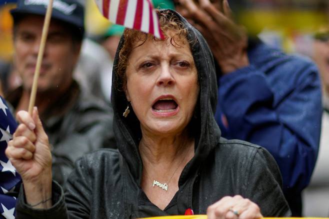 할리우드 배우 수잔 서랜든(가운데)과 마크 러팔로(뒷줄 왼쪽)가 미국 뉴욕시에서 14일(현지시간) 진행된 반(反)트럼프 시위 '노 킹스' 집회에 참석해 도널드 트럼프 대통령의 정책을 비판했다. /로이터=뉴스1