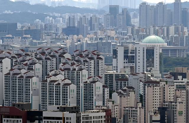 최근 서울 강남3구(강남·서초·송파구)와 마용성(마포·용산·성동구) 집값 급등이 강북권과 경기 과천·분당으로 확산되며 가계대출 증가폭도 커지고 있는 가운데 15일 서울 남산 바라본 서울 시내 아파트들. 2025.06.15 박윤슬 기자