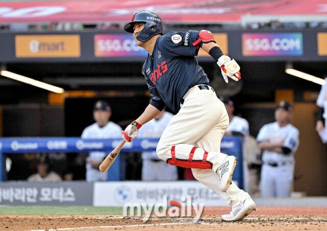 14일 오후 인천 문학동 SSG랜더스필드에서 진행된 '2025 프로야구 KBO리그' SSG랜더스와 롯데자이언츠의 경기. 롯데 김민성이 8회초 2사 1,2루서 1타점 적시타를 터뜨리고 있다./인천 = 송일섭 기자