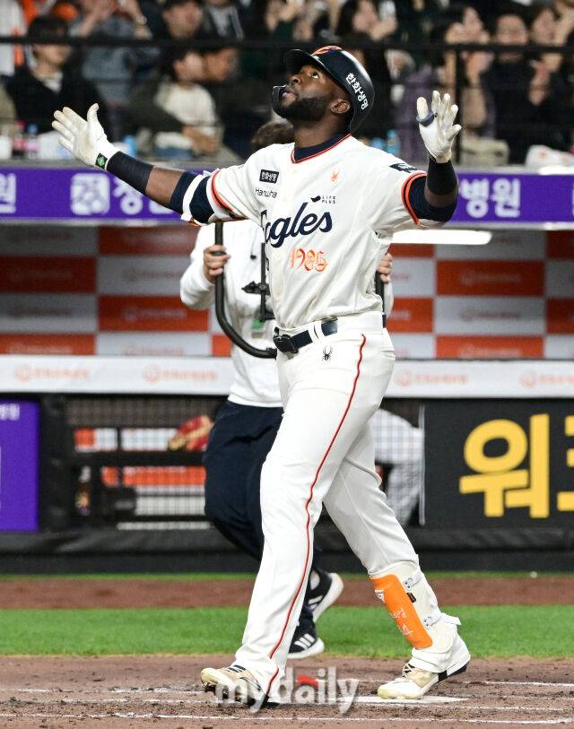 2025년 4월 11일 오후 대전 한화생명 볼파크에서 진행된 '2025 신한 SOL뱅크 KBO 리그' 키움 히어로즈와 한화 이글스의 경기.한화 플로리얼이 7회말 선두타자로 나와 솔로홈런을 친 뒤 기뻐하고 있다./마이데일리