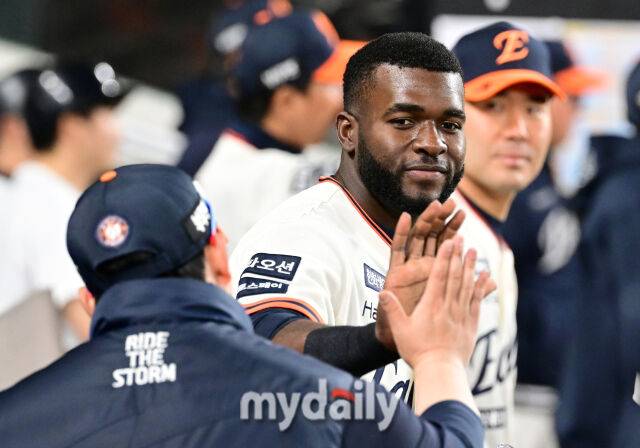 2025년 4월 11일 오후 대전 한화생명 볼파크에서 진행된 '2025 신한 SOL뱅크 KBO 리그' 키움 히어로즈와 한화 이글스의 경기.한화 플로리얼이 7회말 선두타자로 나와 솔로홈런을 친 뒤 더그아웃에서 동료들의 축하를 받고 있다./마이데일리