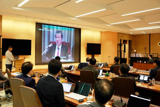 2025 SK 경영전략회의에 참여한 SK 경영진이 최종현 선대회장의 육성을 들으며 SKMS 철학과 정신을 되새기고 있다. SK 제공