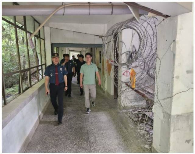▲대전시 유성구 원내동의 폐교 부지가 청소년들 사이에서 이른바 ‘공포체험 성지’로 회자되면서 안전사고 및 범죄 우려가 제기된 가운데 경찰과 관리업체가 합동점검에 나섰다. ⓒ대전경찰청