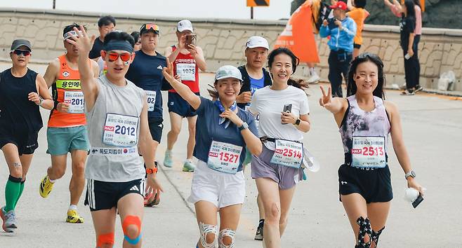 15일 경북 울릉군 울릉읍 울릉문화예술체험장에서 열린 독도지키기 제20회 울릉도 국제 마라톤대회에서 하프코스 참가자들이 힘차게 출발하고 있다.