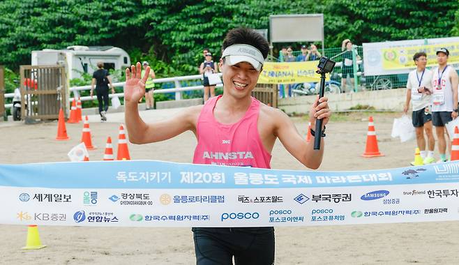 15일 경북 울릉군 울릉읍 울릉문화예술체험장에서 열린 독도지키기 제20회 울릉도 국제 마라톤대회에서 안은태 참가자가 1위로 결승선을 통과하고 있다.