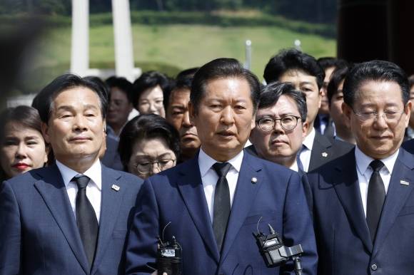 정청래 더불어민주당 의원이 15일 이재명 대통령 당선 국민감사투어로 광주시 북구 국립5.18민주묘역을 찾아 강기정 광주시장, 김영록 전남지사, 이개호 국회의원등과 함께 참배한 후 발언하고 있다. 뉴스1