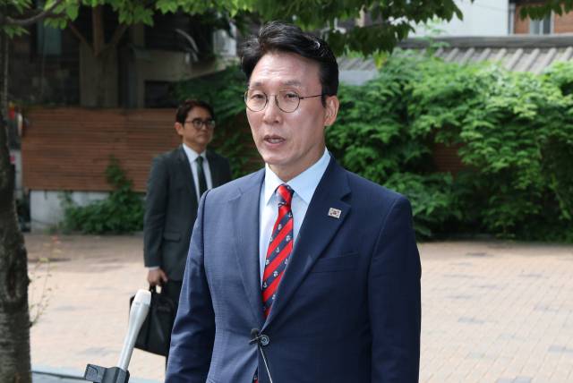 김민석 국무총리 후보자가 13일 오전 서울 종로구 통의동 금융감독원 연수원에 마련된 인사청문회 준비 사무실로 출근을 하고 있다. 뉴스1